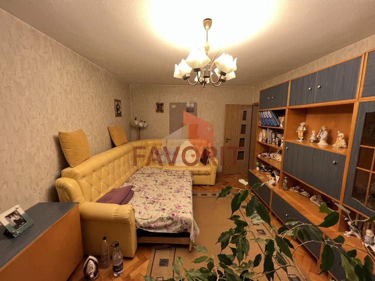 Apartament cu 3 camere decomandat în Aradului