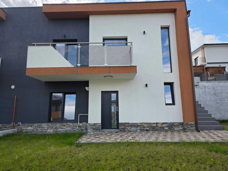 Casă cu 3 camere în Valea Adâncă