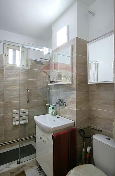 Apartament cu 4 camere semidecomandat în Central