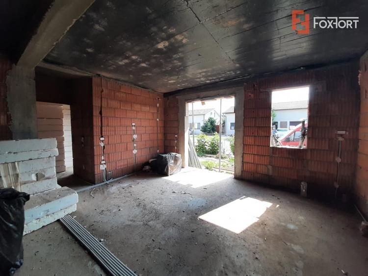 Apartament cu 3 camere decomandat în Plopi