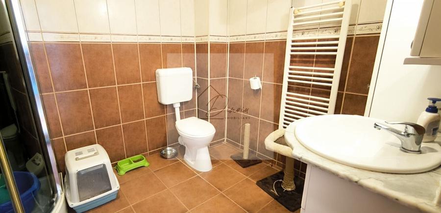 Casă individuală cu 7 camere cu Canalizare în Central