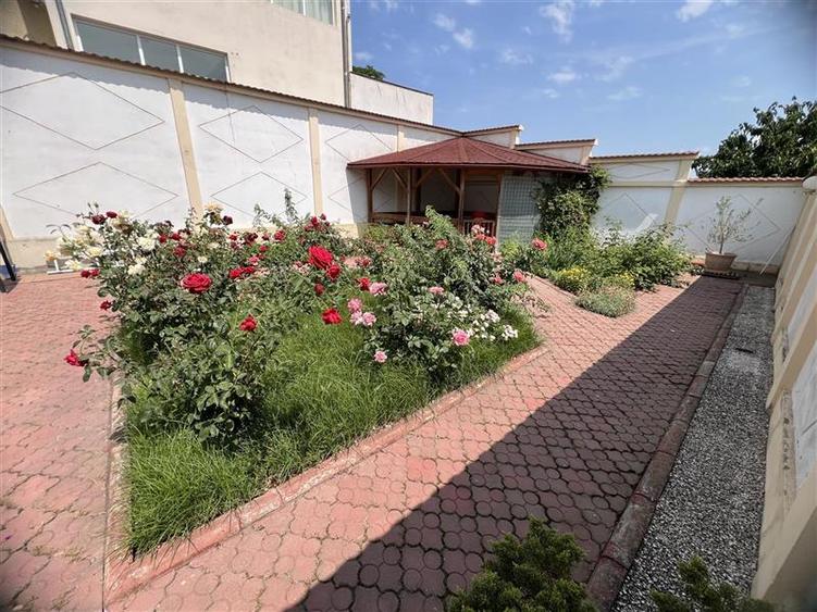 Casă individuală cu 5 camere cu Canalizare în Ultracentral