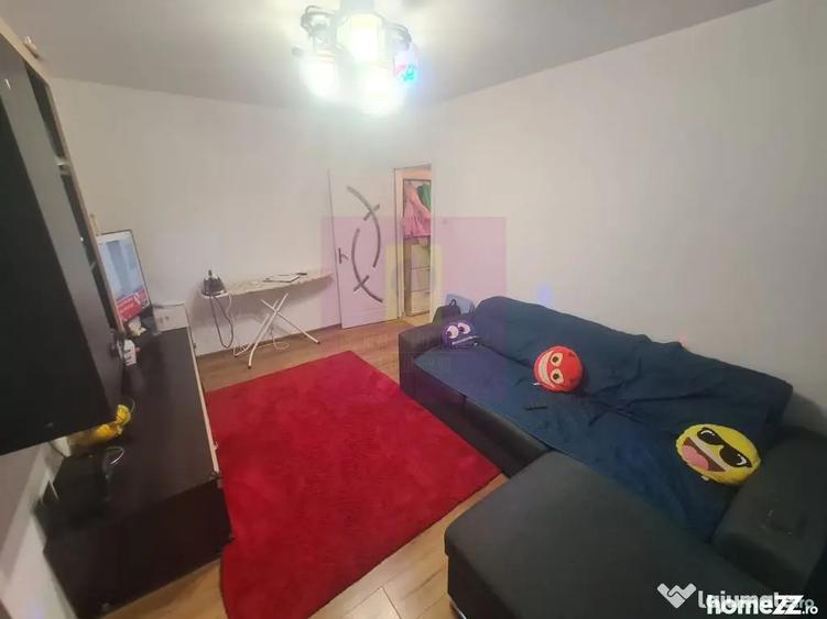 Apartament cu 3 camere semidecomandat în Cuza