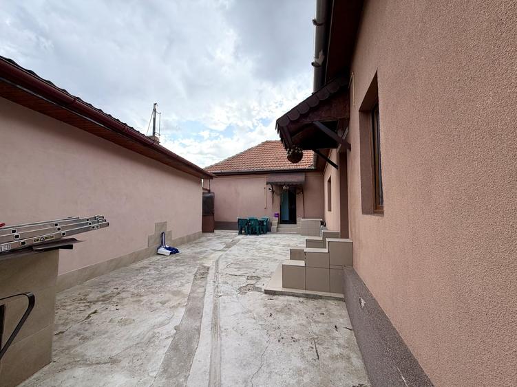Casă individuală cu 5 camere cu Canalizare în Ghirodei