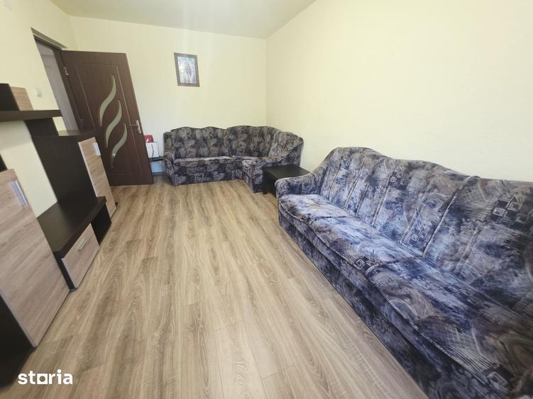 Apartament cu 3 camere decomandat în Tractorul