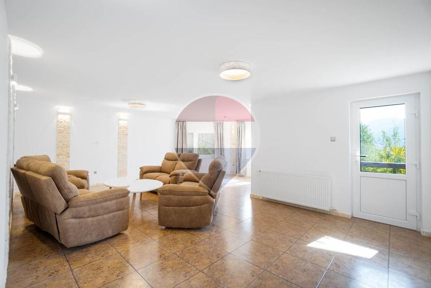 Hotel/Pensiune, de 377.5 mp, în Plaiul Foii