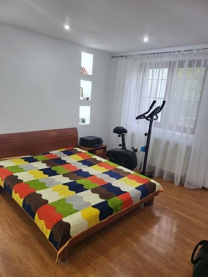 Casă individuală cu 12 camere cu Teren 350 Mp în Central