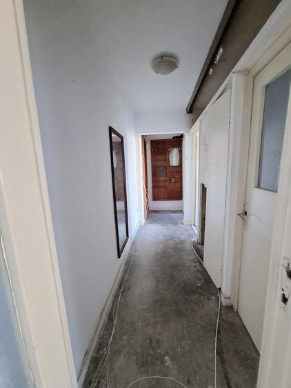 Apartament cu 3 camere semidecomandat, mobilat în Km 4
