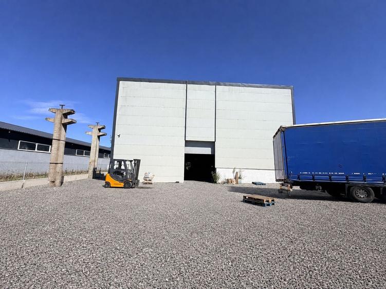 Spațiu industrial, de 1,500 mp, în Cug