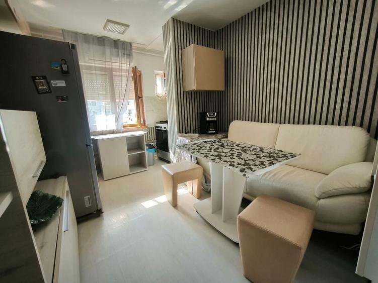 Apartament cu 3 camere decomandat în Între Lacuri