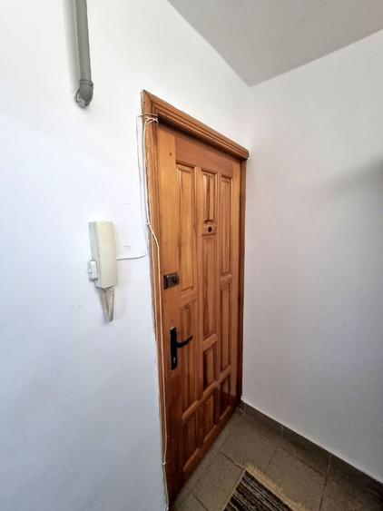 Apartament cu 3 camere semidecomandat, mobilat în Girocului