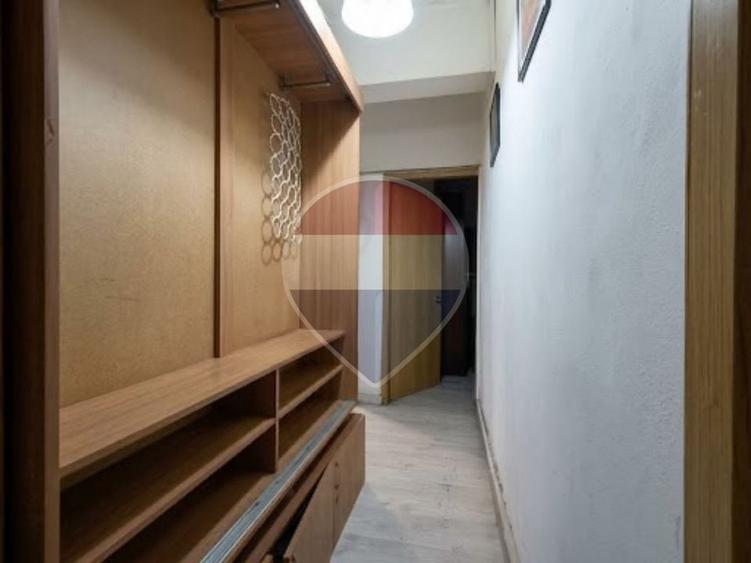 Apartament cu 5 camere semidecomandat în Magheru
