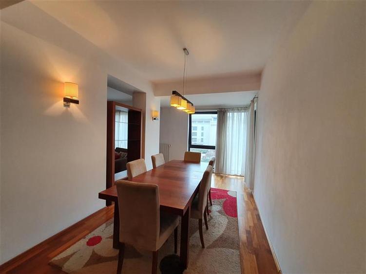 Apartament cu 4 camere semidecomandat, mobilat în Băneasa