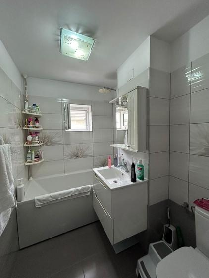 Apartament cu 3 camere decomandat, mobilat în Lipovei