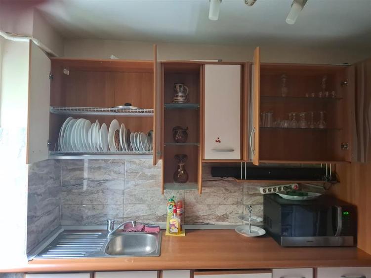Apartament cu 3 camere semidecomandat în Podul de Piatră