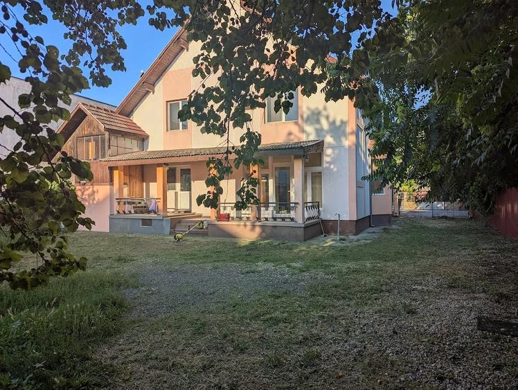 Casă cu 5 camere cu Teren 500 Mp în Aradului