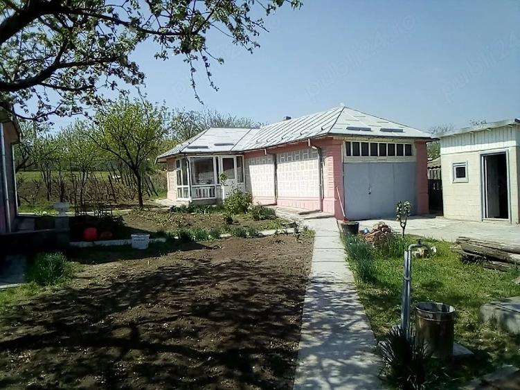 Casă cu Teren 2000 Mp în Foltești