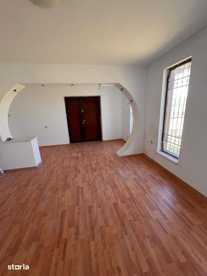 Casă cu 4 camere cu Teren 2704 Mp în Orlești