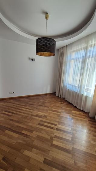 Casă individuală cu 6 camere cu Canalizare în Nord