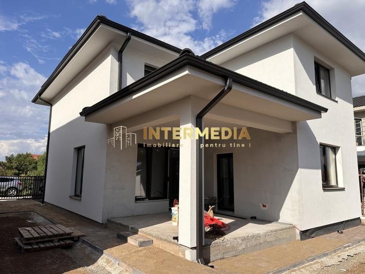 Casă individuală cu 4 camere cu Canalizare în Cetate
