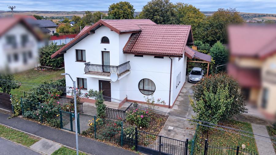 Casă individuală cu 5 camere cu Teren 492 Mp în Izvoare (Dumbrava Roșie)