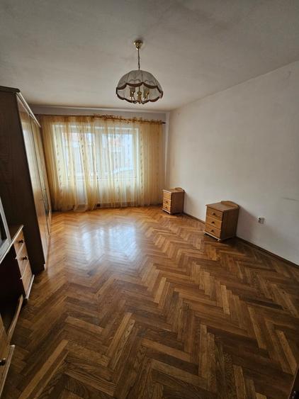 Casă individuală cu 7 camere cu Garaj în Central
