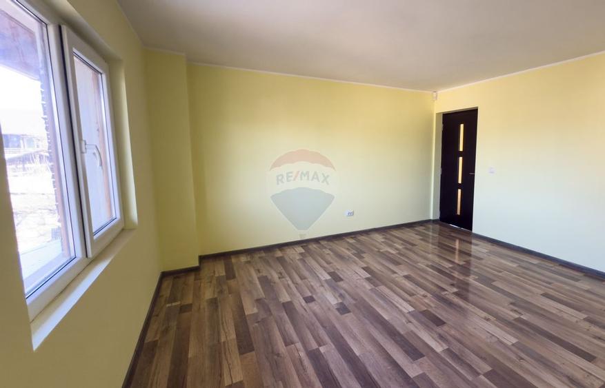 Casă cu 8 camere cu Teren 440 Mp în Central