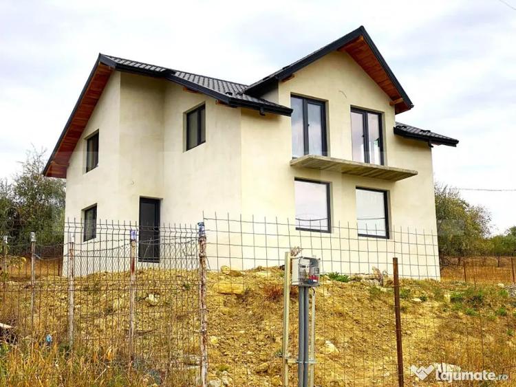 Casă cu 4 camere cu Teren 500 Mp în Central