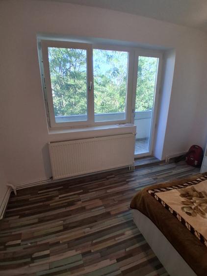 Apartament cu 2 camere semidecomandat în Podu Roș