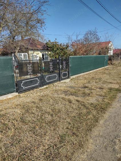Casă cu 2 camere cu Teren 1000 Mp în Podenii Noi