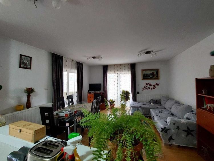 Apartament cu 3 camere decomandat în Florești