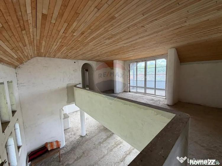 Casă cu 7 camere cu Teren 2681 Mp în Buciumi