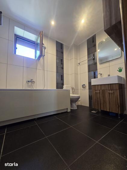 Casă cu 8 camere cu Teren 466 Mp în Central