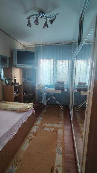 Apartament cu 4 camere decomandat, mobilat în Balada