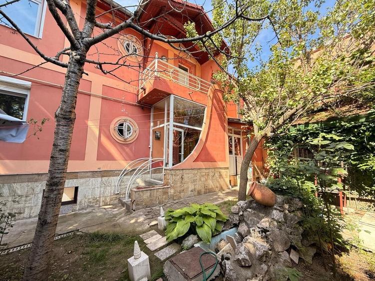 Casă individuală cu 6 camere cu Canalizare în 1 Mai