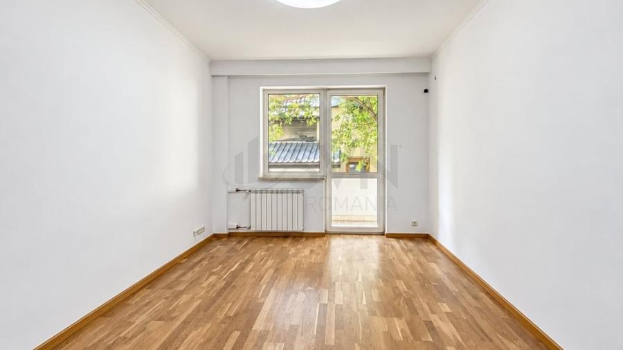 Apartament cu 8 camere decomandat în Aviatorilor