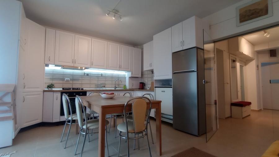 Apartament cu 3 camere decomandat, mobilat în Europa