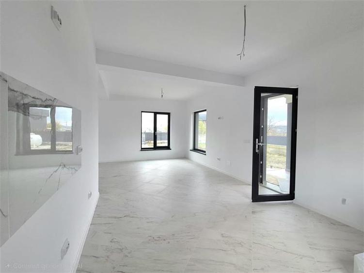 Apartament cu 4 camere decomandat în Lețcani