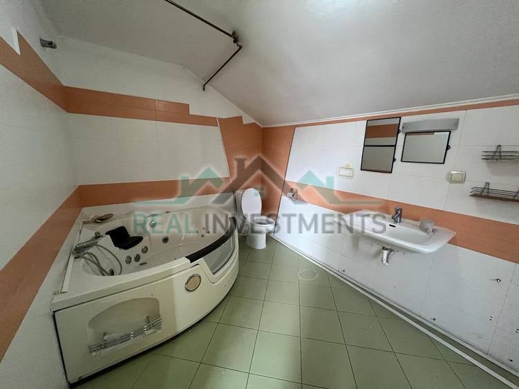 Casă cu 5 camere cu Teren 392 Mp în Intim