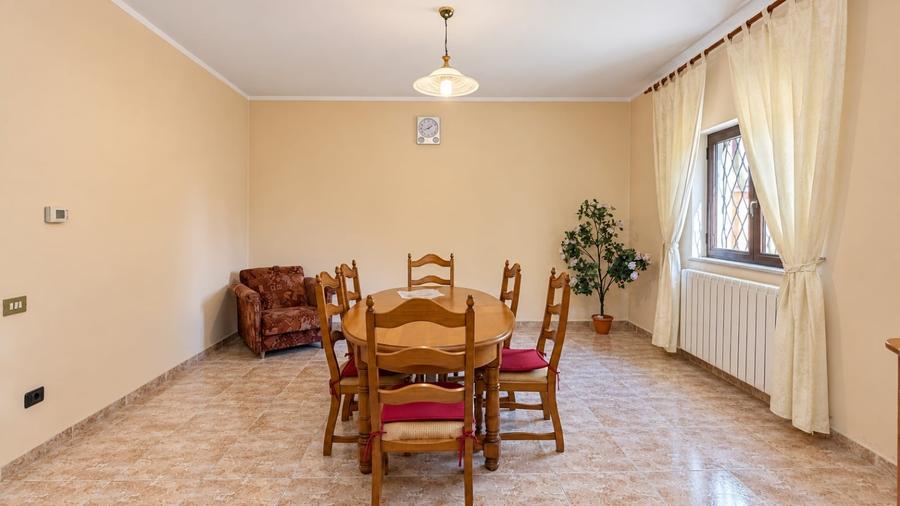 Casă individuală cu 6 camere cu Canalizare în Central