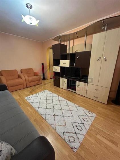 Apartament cu 3 camere semidecomandat în Sucidava