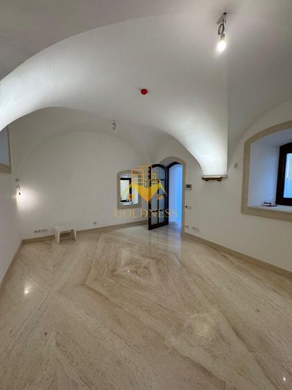 Casă individuală cu 10 camere cu Canalizare în Gruia