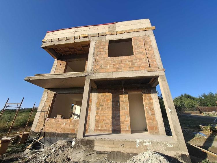 Casă cu 4 camere decomandat în Tomești