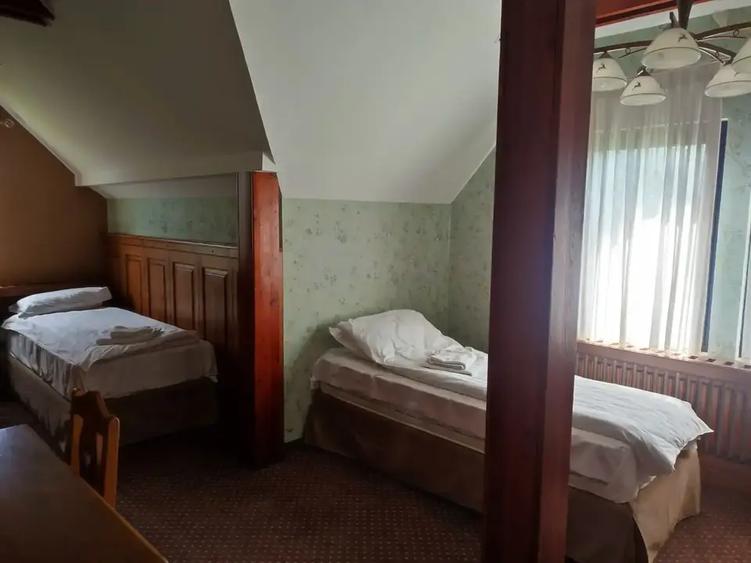 Casă individuală cu 20 camere cu Teren 4914 Mp în Breaza de Jos