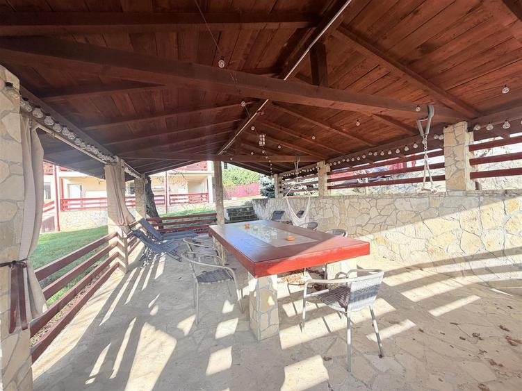 Casă cu 4 camere decomandat cu Teren 1670 Mp în Bârnova