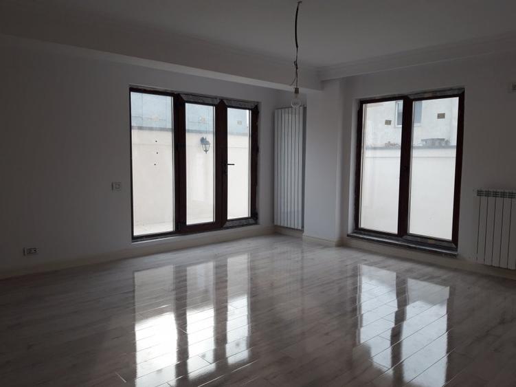 Apartament cu 4 camere semidecomandat în Bucureștii Noi