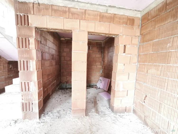 Casă cu 7 camere cu Teren 430 Mp în Central