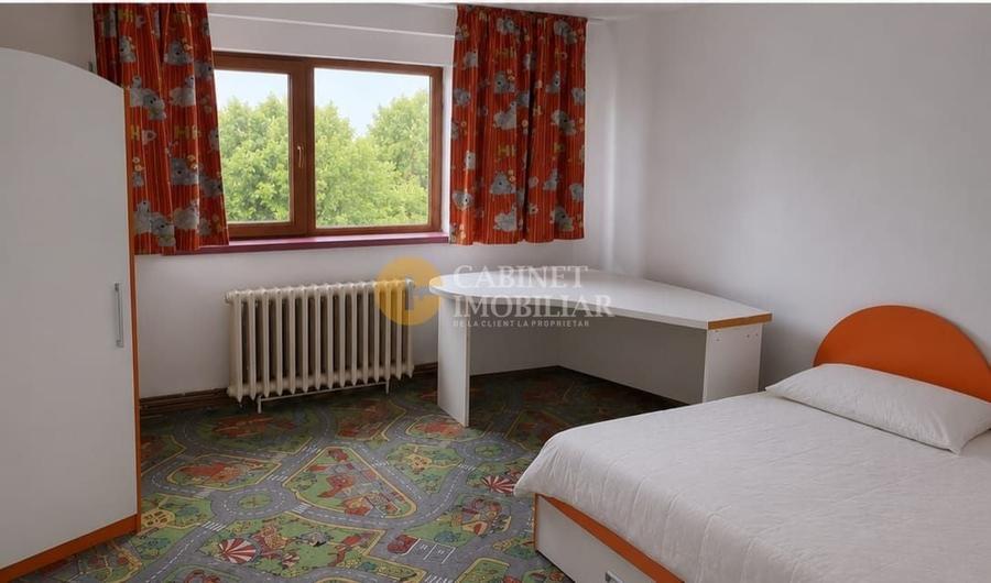 Apartament cu 3 camere decomandat în Nicolina