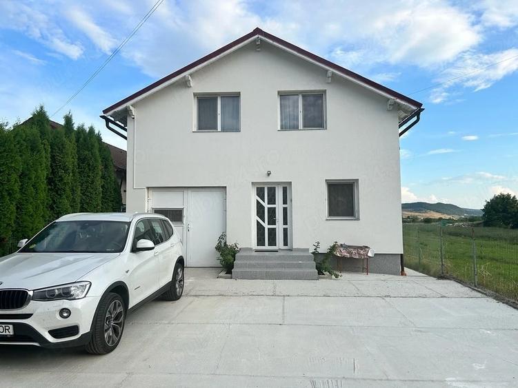 Casă cu Teren 1922 Mp în Livezile