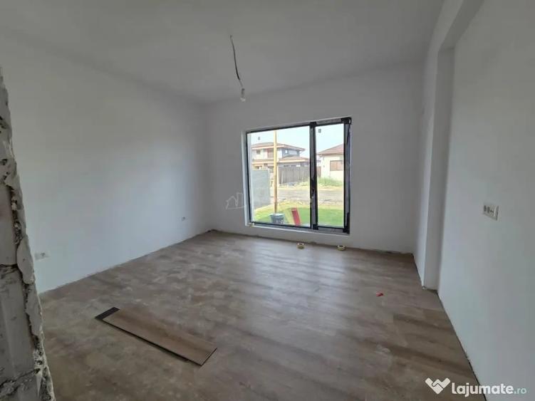 Casă cu 4 camere cu Teren 400 Mp în Domnești